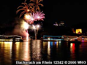 Rheinschifffahrt Mittelrhein Lichter Feuerwerk bei Bacharach am Rhein
